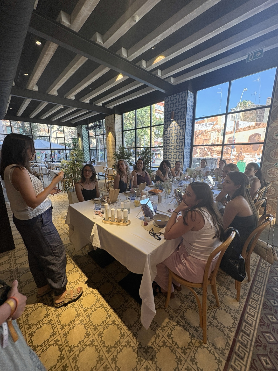 Encuentro real de mujeres compartiendo una demostración de cuidado facial