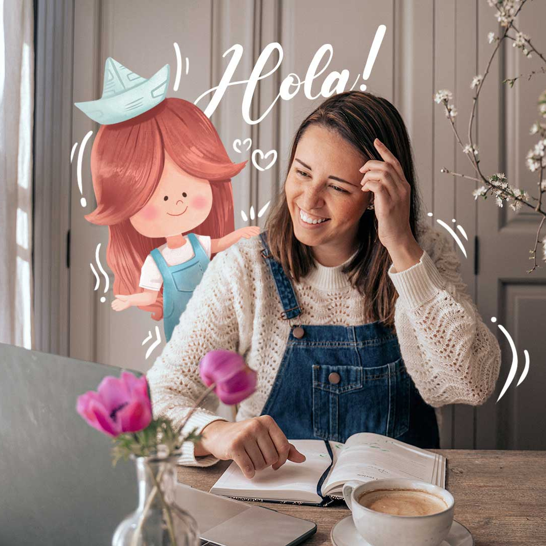 Melissa sonriente en su mesa de trabajo, con la ilustración y el saludo ¡Hola! originales