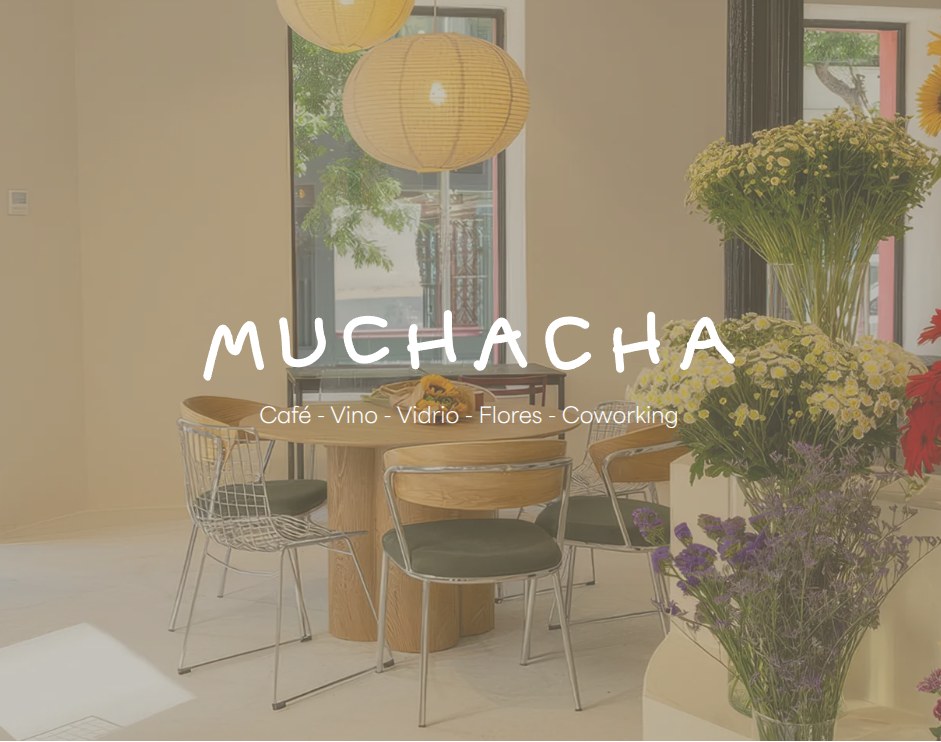 Interior de Muchacha, con flores y mesas, fotografía de su web oficial