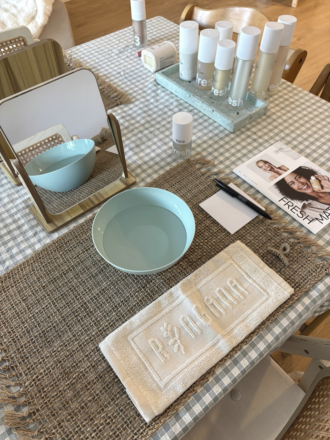 Preparación auténtica de una rutina facial con espejo, cuenco y productos